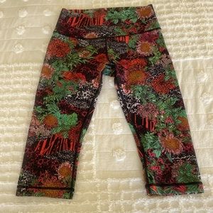 Lululemon wunder under High Rise Zen Garden Crop
Leggings Floral
Size: 8
